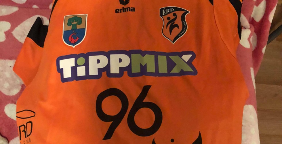 Jótékonysági licit Tóth Gabriella és Borbély Bálint mezére