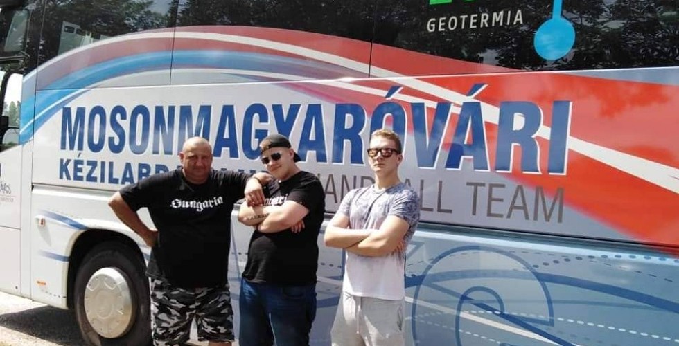 NYARALNI VITTÉK AZ MKC-BUSZT
