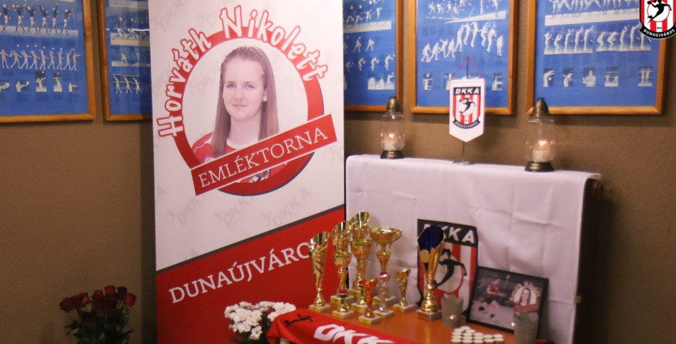 SIKEREK A DUNAÚJVÁROSI UTÁNPÓTLÁS EMLÉKTORNÁN