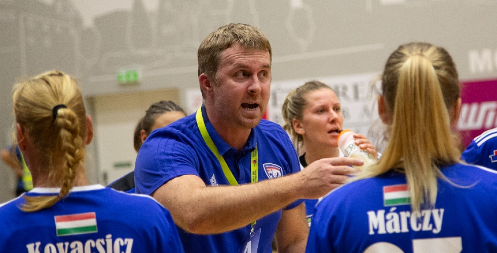 BOGNÁR RÓBERT IRÁNYÍTJA AZ MKC IFJÚSÁGI CSAPATÁT 