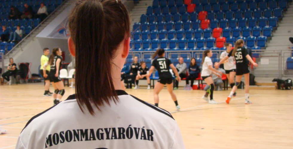 EGYMÁST KISEGÍTVE…