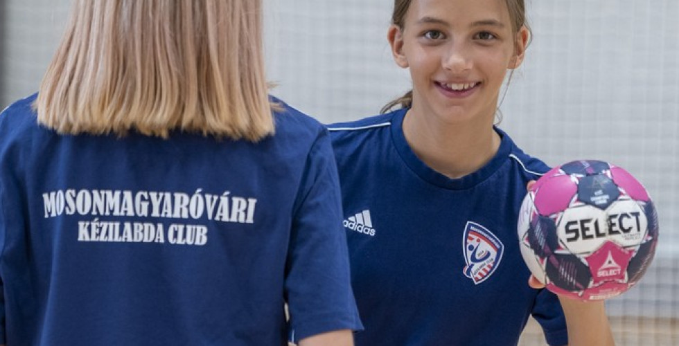 A JOBBTÓL NEM SZÉGYEN KIKAPNI...