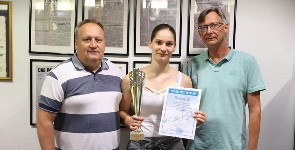 HERCZEG LILI KAPTA A KISALFÖLD MVP DÍJÁT