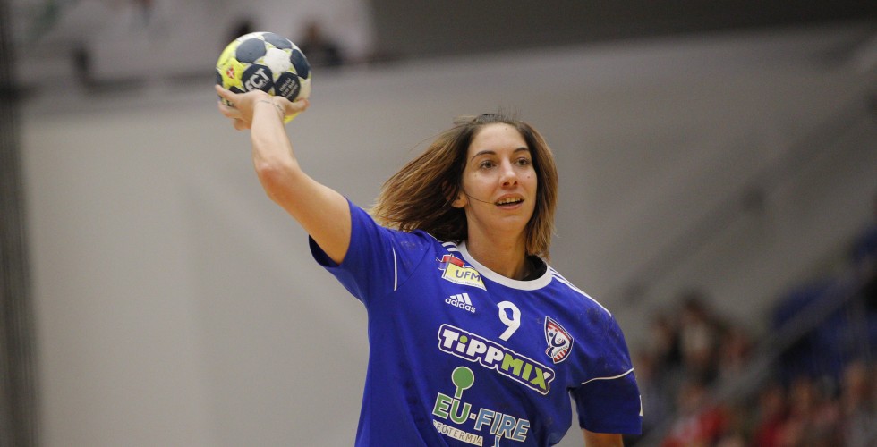 Tilinger Tamara bombaformában