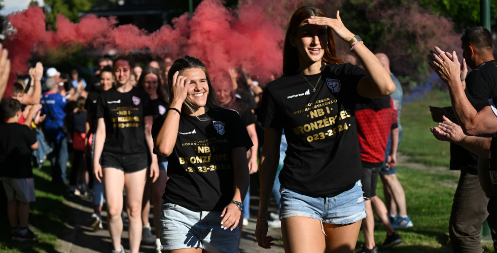 Kisalföld: Évzárón vette át a bronzérmeket a Mosonmagyaróvári Kézilabda Club felnőtt csapata